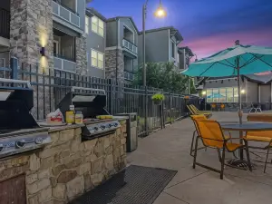 Bee Chic in SoJo w/Hot Tub+Gym+Local Ski Slopes
