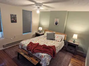 Relaxing Rustic Oasis II -  6 Min Walk to Downtown! Cyclist Welcomed!