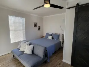河畔帶皮划艇小屋