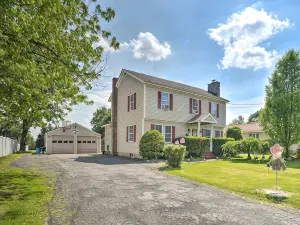 Stylish Suburban Home w/ Pool! 10 Mi to Royal Mtn