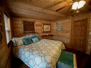 Big Cypress Lodge on Sante Fe River-Sleeps 14, Bring horses, RV and your boat!
