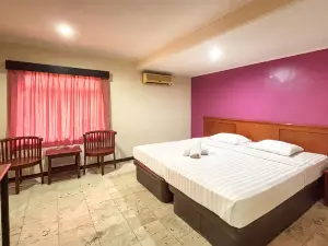 Hotel Pasar Besar RedPartner near Tugu Pahlawan