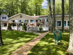Charming Lake Front Cabin - 3-bedroom house with AC, WiFi in serene Hubbard Lake