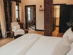 The McKinzie Penthouse! newly renovated 2-King bedroom / 2-bathroom.