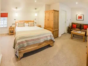 Gwesty'r Emlyn Hotel