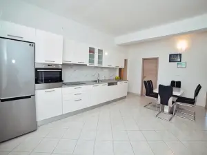 Mariva- Modern 2-Bedroom Apartment with Terrace