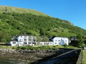 冬青樹酒店和游泳池