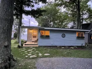 Sunset Serenity: Charming 2-bedroom cottage on picturesque Lake Ontario