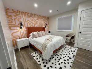 Eccentric Privy-Sleeps6. 2nd floor & outdoor deck