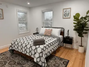 Luxury and Modern  Apt near Mall/ Hospital