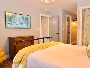 Heartwood♥ Cabin loft w/private HotTub, Hiking, Fishing, & Ziplines on 66 acres!