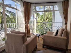 Beachfront Penthouse (Kaya II)• Reliable Solar & Full AC