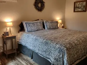 Cozy Pet-Friendly Cabin in Hyde Park, Vermont - Perfect for a Nature Escape near the Green River Res