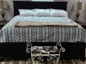 Charming 3-bedroom entire barnhouse in amazing Reddick with AC, WiFi.
