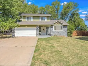 Family Retreat Close to Shopping and Town Fun! King Master Suite & Pack N Play