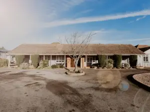Crown Lodge Hotel