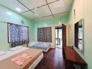 Sukau Backpackers Bed & Breakfast