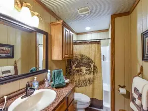 Chicken Creek Cabin, 1 mile from Chicken Creek Boat Ramp.