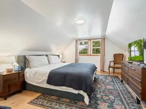 Salt Water Hot Tub, King Size Beds, Dog Friendly, Lake Front, Dock, Boat Launch