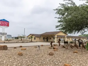 Freer Executive Inn & Suites