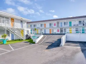 Waves Motel and Apartments