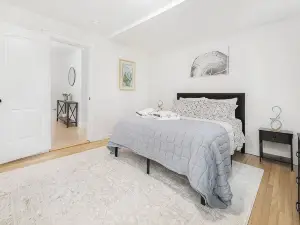 Spacious House on Sunset Lake 4 Br, 2 Baunit 2 on Top Floor