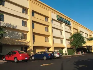 La Quinta Inn & Suites by Wyndham Hartford - Bradley Airport