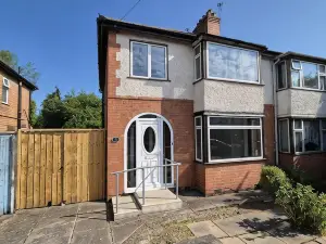 Restful 4BDR Home | Fast WiFi & Free Parking |