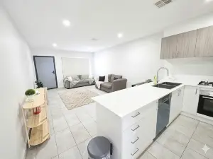 Stylish 2BR Retreat Near UC & Belconnen Mall