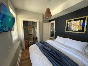 Stylish 1-bedroom private entrance to basement apt with pool access