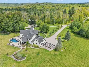 Whispering Estate Guest House - Countryside Getaway