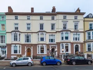 Lauriston & Lawton Court Hotel