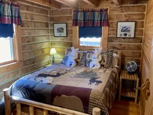 Rustic Charm and Modern Comfort - Serene Cabin Retreat