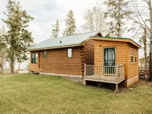 Escape to Tranquility at The Sandy Pearl: A Cozy Log Cottage Retreat