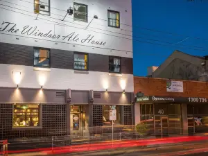 Pint on Punt Backpackers