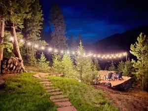 Beautiful, luxurious Evergreen cabin nestled in the mountains w/ great views!