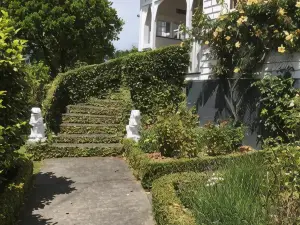 Hewling's Manor