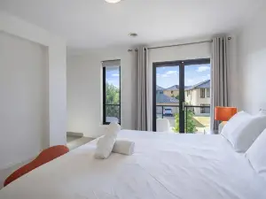 Contemporary Family Living at 4 Seafarer Way