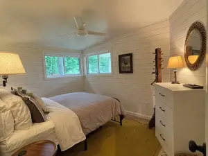 Sunset Serenity: Charming 2-bedroom cottage on picturesque Lake Ontario