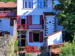 Auberge du Pèlerin Gîte de charme en pierre avec vue sur les montagnes