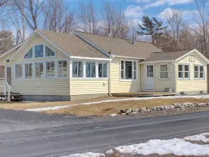 Bright 3 Bedroom Lake Cottage with dock!