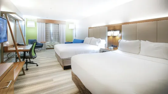 Holiday Inn Express & Suites Magnolia-Lake Columbia