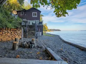 Vashon Modern Waterfront Retreat+Private Beach+BBQ+Firepit