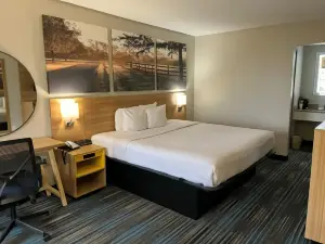 Days Inn & Suites by Wyndham Mobile