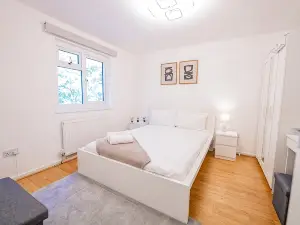 3 BR House with Free Parking, Garden & Fast WiFi