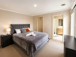 Family Townhouse in Wantirna | 3BR • 2.5BA
