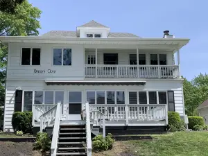 Breezy Cliff - Beautiful Lake Front House - 5+ BRs/3 sitting rooms/sauna/yoga
