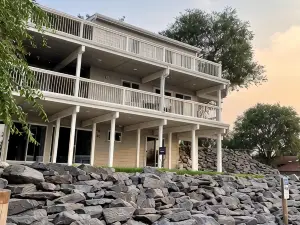 Lakefront Oasis - Lakefront w/ Views, Private Shared Dock, Wrap Around Deck