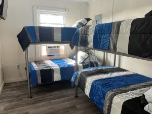 FISHING CAMP - Family/Pet friendly, 2B/1B sleeps 8, great location, AC, Wifi +