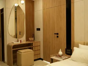 Vayavia~The Frame | Premium Stay, Perfectly Framed